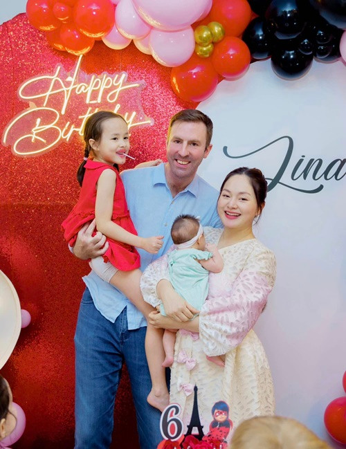 Lan Phương chia sẻ: "Lina tròn 6 tuổi, cô bé thông minh, điềm tĩnh, sâu sắc của bố mẹ đang lớn thật rồi. Mỗi ngày con lại có thêm những điều thú vị để mẹ khám phá và thêm biết ơn vì được làm mẹ của con. Yêu con thật nhiều như cách con nói yêu mẹ: Mẹ yêu con từ trái đất lên mặt trăng, đi vòng hết vũ trụ, qua các dải ngân hà và quay lại nhà mình. Daddy, mẹ, em Mia chúc mừng sinh nhật con".