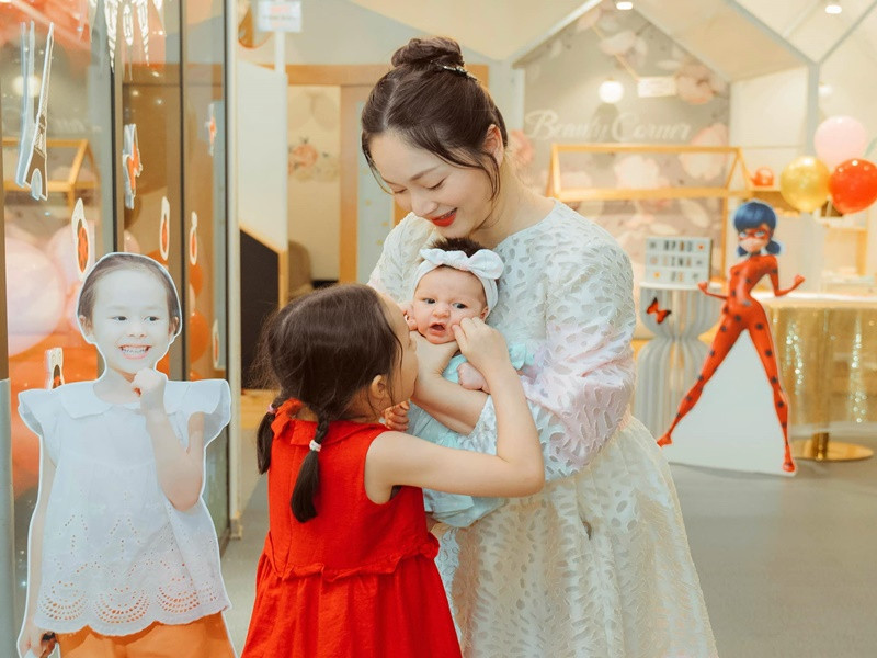 Lan Phương từng chia sẻ bé Lina rất yêu thương em gái. "Lina yêu em vô cùng, sáng ngủ dậy, đi học về, hay bất cứ lúc nào mẹ bảo em đã thức dậy là cô ý mặt cười rạng rỡ chạy vào nằm cạnh em, hôn em, ôm em đầy trìu mến và yêu thương. Lina mê đắm em, có thể nằm mãi bên cạnh ngắm em cựa quậy chân tay và phát ra các tiếng kêu nhỏ xíu như tiếng con mèo nhỏ", Lan Phương viết.