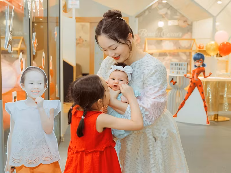 Lan Phương từng chia sẻ bé Lina rất yêu thương em gái. "Lina yêu em vô cùng, sáng ngủ dậy, đi học về, hay bất cứ lúc nào mẹ bảo em đã thức dậy là cô ý mặt cười rạng rỡ chạy vào nằm cạnh em, hôn em, ôm em đầy trìu mến và yêu thương. Lina mê đắm em, có thể nằm mãi bên cạnh ngắm em cựa quậy chân tay và phát ra các tiếng kêu nhỏ xíu như tiếng con mèo nhỏ", Lan Phương viết.