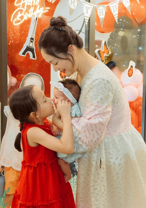 Trong tiệc sinh nhật, bé Lina liên tục cưng nựng em gái Mia.