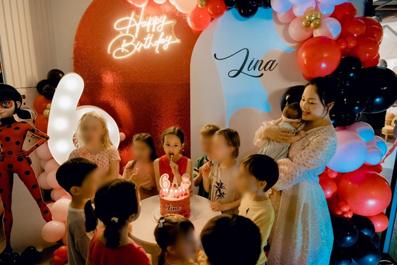 Con gái Lan Phương thổi nến mừng sinh nhật bên bố mẹ, em gái và bạn bè.