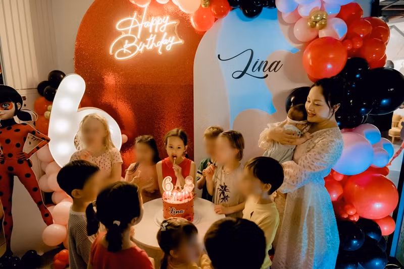 Con gái Lan Phương thổi nến mừng sinh nhật bên bố mẹ, em gái và bạn bè.
