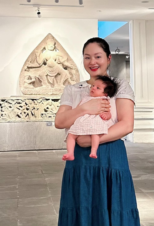 Con gái thứ hai của Lan Phương có đôi mắt to tròn.