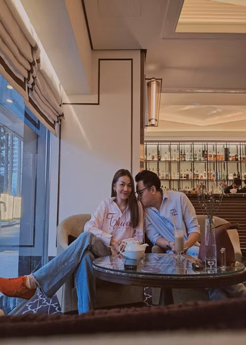 Khoảnh khắc ngọt ngào của đôi vợ chồng son khiến fan phấn khích.