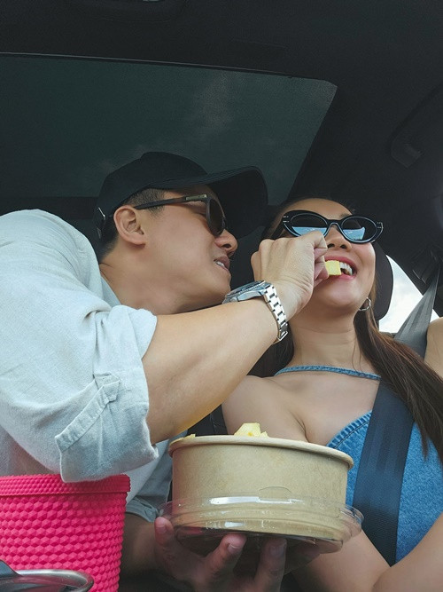 Nữ siêu mẫu khoe được chồng đút cho ăn.