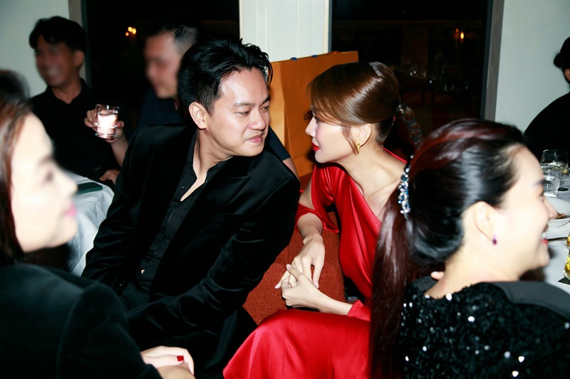 Đôi vợ chồng son sánh đôi tại nhiều sự kiện.