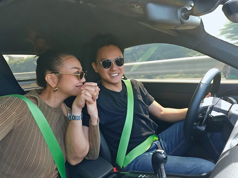 Trên trang cá nhân, siêu mẫu Thanh Hằng khoe khoảnh khắc nắm tay nhạc trưởng Trần Nhật Minh trên ô tô.