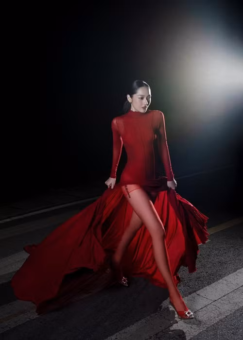 Nữ ca sĩ khiến fan thích thú khi chia sẻ đi diễn nhưng vội về vì phải ru con ngủ.