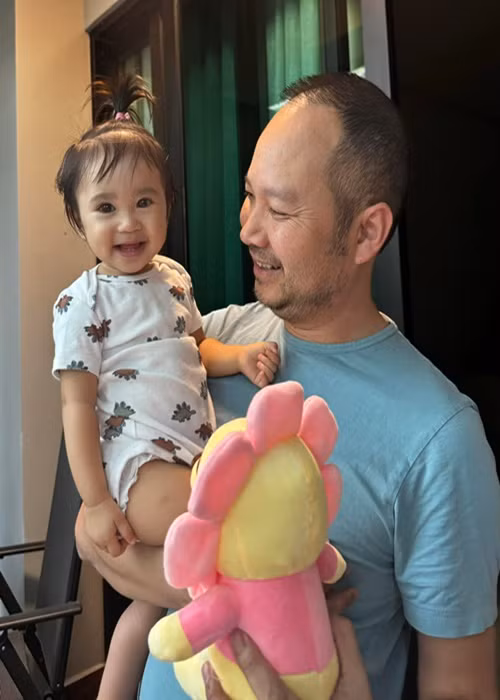 Ông bầu Thomas Tâm Nguyễn - chồng ca sĩ Hồng Ngọc cũng chia sẻ về việc làm mẹ của Bảo Anh. “Hồi xưa Bảo Anh qua Mỹ diễn hay thích tung tăng chỗ này chỗ kia… đi diễn lâu lâu cũng được…. Từ ngày có Misumi thì cũng rất thích tung tăng, nhưng chỉ đi tìm mua đồ cho con rồi vội vàng bay về với con”, chồng Hồng Ngọc kể.