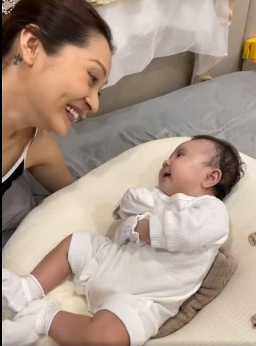 Trên trang cá nhân, nữ ca sĩ Bảo Anh vừa khoe clip chơi đùa cùng con gái Misumi lúc bé 1 tháng tuổi. Trong video, bé Misumi cười tít mắt với mẹ.