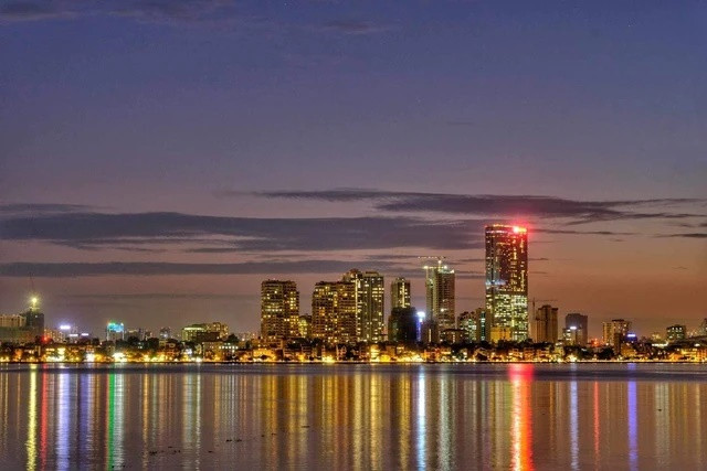 Hồ Tây về đêm khoác lên mình một sắc màu khác, sắc màu lung linh của những ánh đèn thành phố phản chiếu trên mặt nước hồ mênh mông. Cho chúng ta thư thái tận hưởng không gian yên bình.