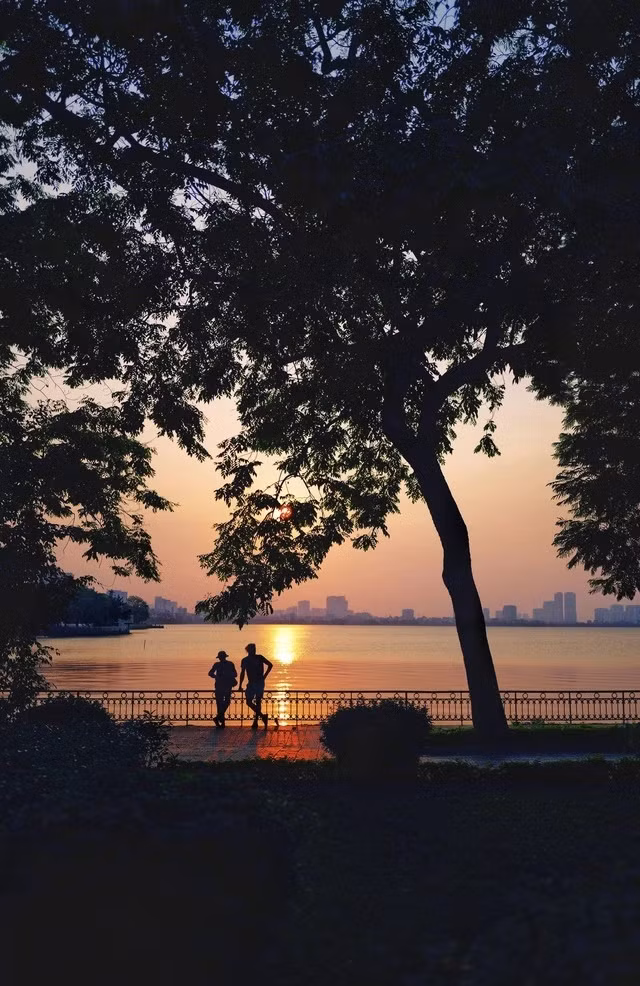 Chỉ cần chọn cho mình một chỗ đứng thoáng đãng, rộng rãi, bạn đã có thể thư giãn lòng mình, trút bầu tâm sự với ánh hoàng hôn hồ Tây đẹp đến bồi hồi.(ảnh: Đức Thuận)