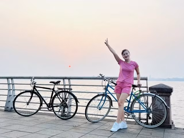 Hoàng hôn buông xuống đẹp khiến ai đi qua Hồ Tây cũng muốn lưu lại những bức hình làm kỷ niệm.