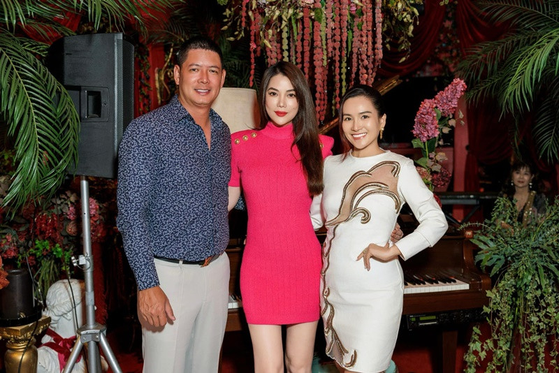 Nữ diễn viên gầy đi trông thấy khi xuất hiện trong một bữa tiệc mới đây cùng vợ chồng Bình Minh.