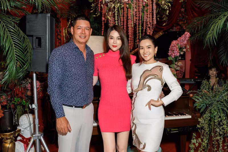 Nữ diễn viên gầy đi trông thấy khi xuất hiện trong một bữa tiệc mới đây cùng vợ chồng Bình Minh.