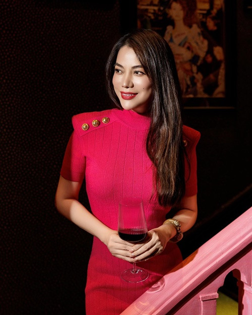 Mới nhất, Trương Ngọc Ánh cho biết, đối tác muốn trừ nợ bằng đất đai. "Em rất nhẹ nhàng với anh nhé anh M. Em cũng chỉ nhắc nhẹ cũng chưa bao giờ nói 1 tiếng không lịch sự Có ai biết sổ đỏ này có giá trị gì không giúp em với, bên anh M. tính trừ nợ 24 tỷ bằng đất này", nữ diễn viên chia sẻ.