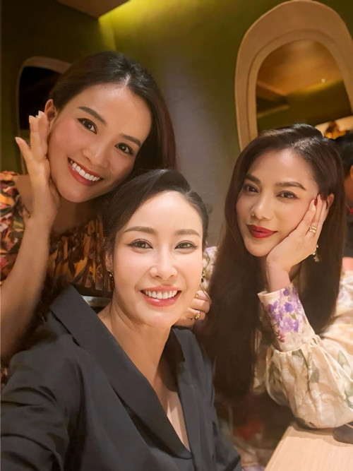 Trên mạng xã hội, Trương Ngọc Ánh không nhắc đến thông tin công ty bị kiện. Mới nhất, cô chia sẻ hình ảnh hội ngộ Hà Kiều Anh và doanh nhân Anh Thơ.