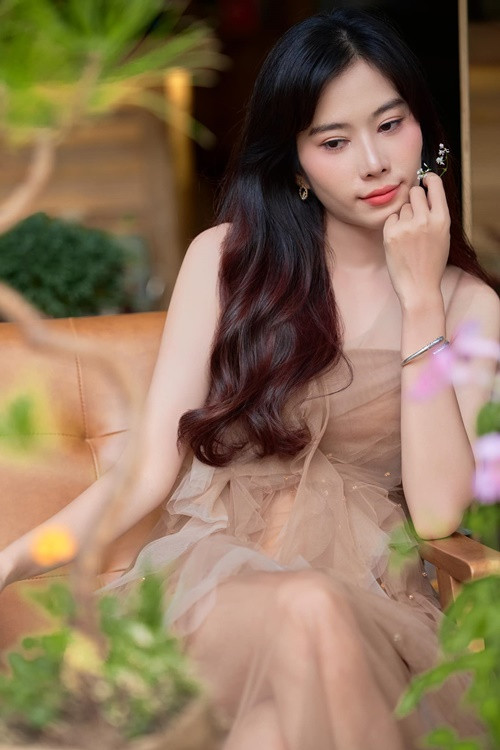 Vào showbiz, Nam Em liên tục thi nhan sắc. Ngoài ra, cô còn lấn sân ca hát. Ảnh: FBNV.