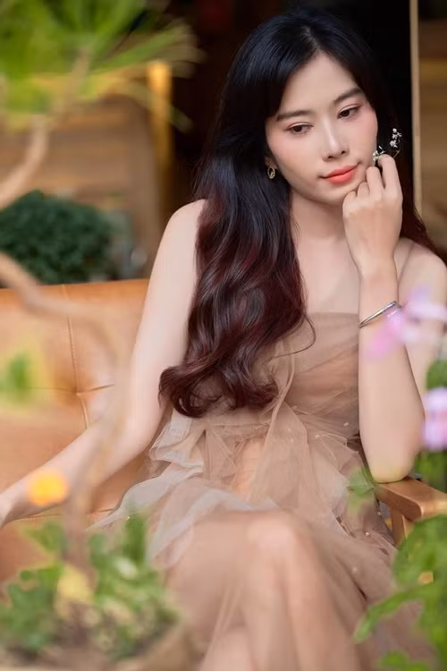 Vào showbiz, Nam Em liên tục thi nhan sắc. Ngoài ra, cô còn lấn sân ca hát. Ảnh: FBNV.