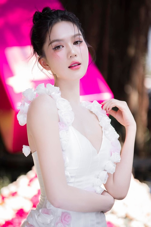 Gần đây, Ngọc Trinh chuộng lối trang điểm ngọt ngào.