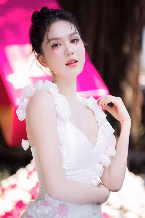 Gần đây, Ngọc Trinh chuộng lối trang điểm ngọt ngào.