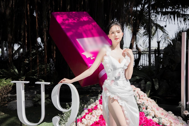 Nữ người mẫu vẫn theo đuổi phong cách gợi cảm.