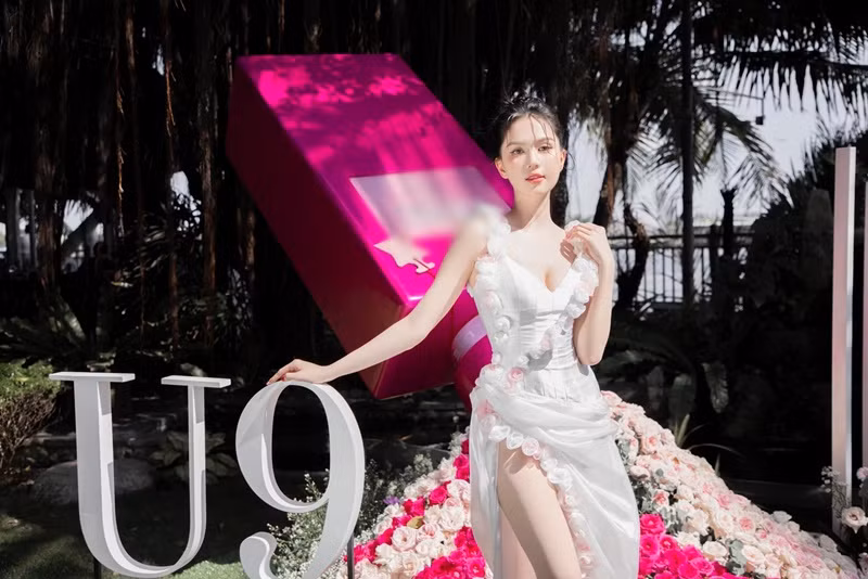 Nữ người mẫu vẫn theo đuổi phong cách gợi cảm.