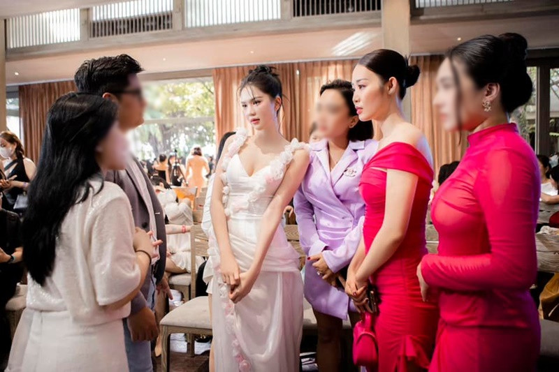 Ngọc Trinh khéo chọn trang phục tôn vóc dáng quyến rũ.