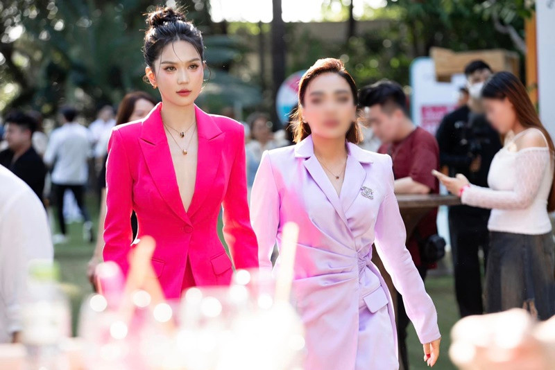 Chân dài gốc Trà Vinh gây ấn tượng khi diện vest xẻ sâu tại một sự kiện.