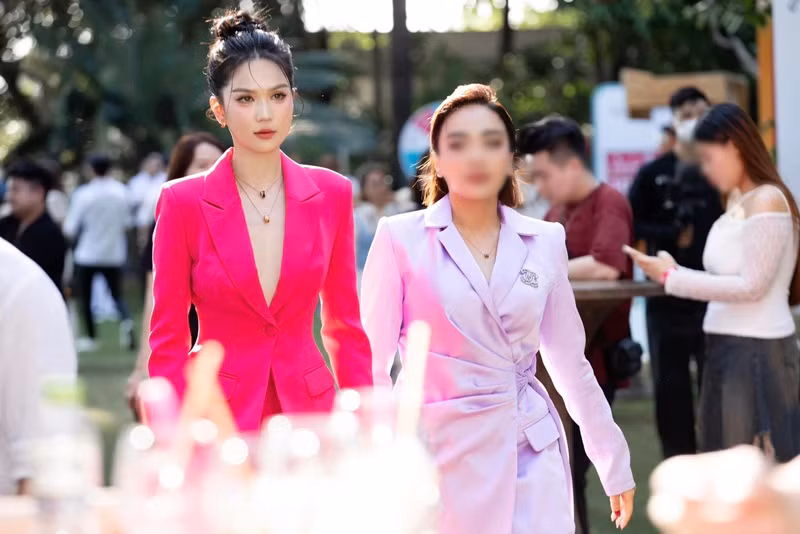 Chân dài gốc Trà Vinh gây ấn tượng khi diện vest xẻ sâu tại một sự kiện.