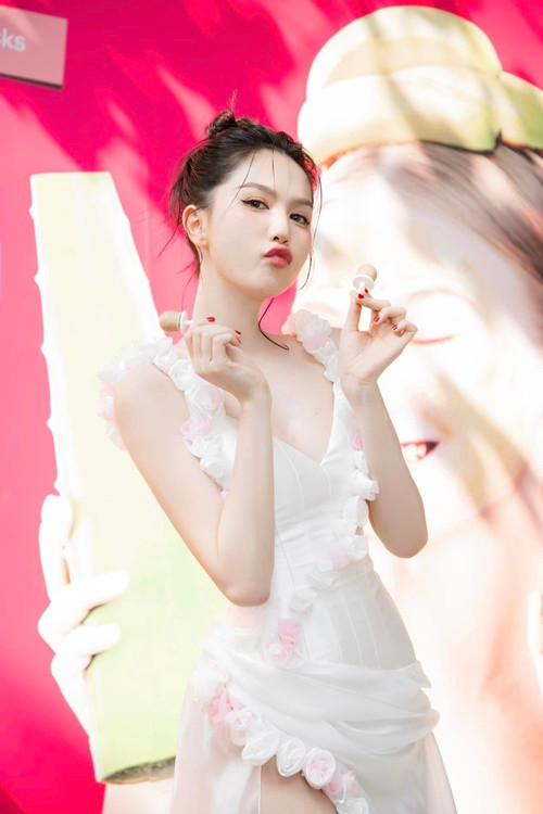 Vẻ ngây thơ, quyến rũ của Ngọc Trinh khiến người khác khó rời mắt.