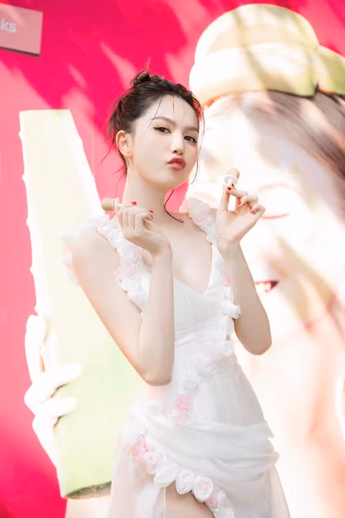 Vẻ ngây thơ, quyến rũ của Ngọc Trinh khiến người khác khó rời mắt.