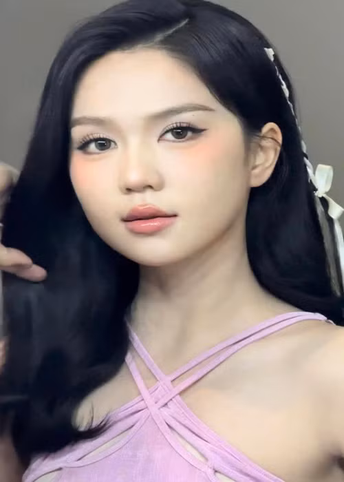 Nhan sac ngay tho quyen ru cua Ngoc Trinh o tuoi 35