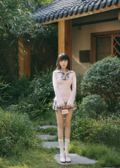 Trên trang cá nhân, người mẫu Ngọc Trinh vừa tung bộ ảnh diện đồ như nữ sinh.