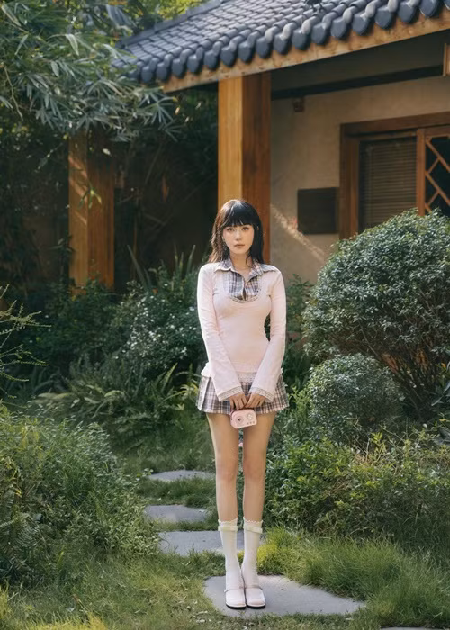 Ngọc Trinh diện đồ như nữ sinh bên con gái nuôi Ngoc Trinh dien do nhu nu sinh ben con gai nuoi