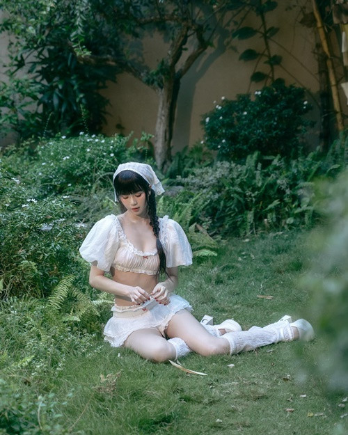 Trước đó, chân dài gốc Trà Vinh mặc set đồ trẻ trung, gợi cảm. Cô để tóc tết hai bên.