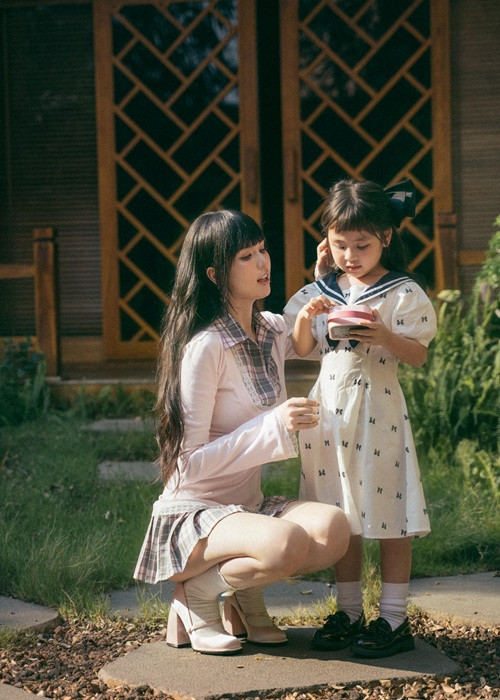 Ngọc Trinh đi chơi cùng con gái nuôi - bé He.