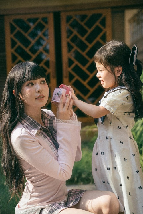 Nữ người mẫu trông trẻ hơn tuổi thật nhờ gương mặt bầu bĩnh, đôi mắt to tròn, làn da trắng.