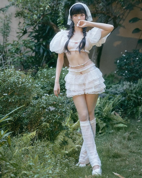 Phong cách thời trang của Ngọc Trinh rất đa dạng, khi trẻ trung, khi quyến rũ, cá tính, gợi cảm.