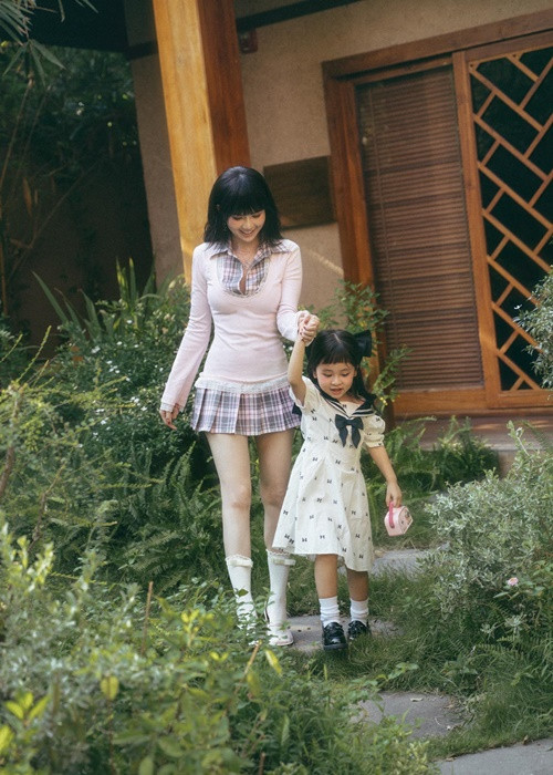 Chân dài gốc Trà Vinh mặc chiếc váy ngắn, buông xõa tóc.