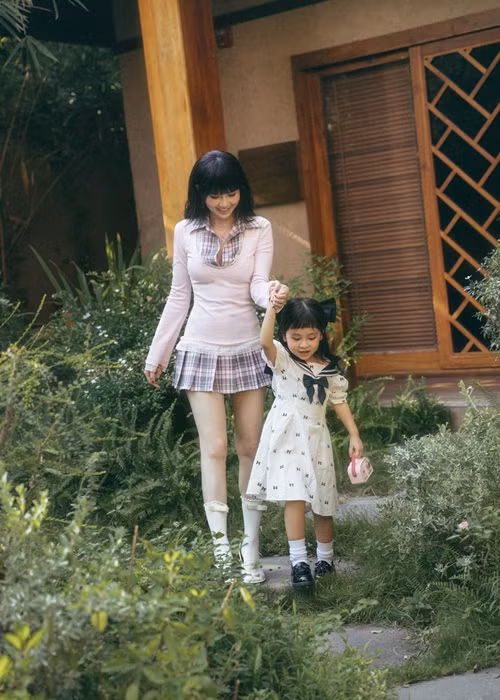 Chân dài gốc Trà Vinh mặc chiếc váy ngắn, buông xõa tóc.