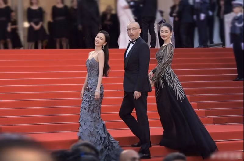 Một số nghệ sĩ Trung Quốc như Đồng Lệ Á, đạo diễn Quản Hồ và Lương Tranh gây tranh cãi vì tạo dáng quá lâu. Ảnh: Weibo.