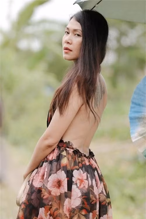 Cô chuộng mặc trang phục hở lưng.