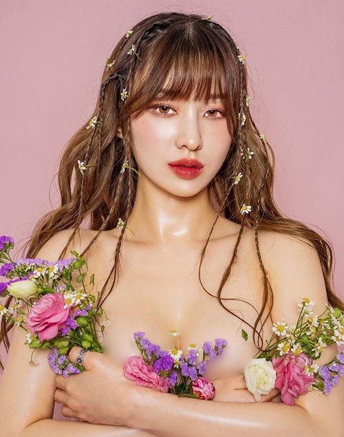 Woo Hyun cũng từng gây chú ý khi đăng tải hình ảnh dùng hoa để che vòng một.