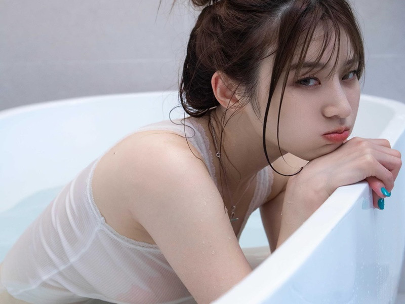 Woo Hyun còn thử sức ca hát.