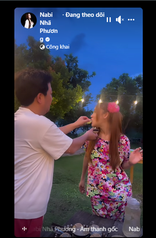 Trên trang cá nhân, Nhã Phương hạnh phúc chia sẻ clip được Trường Giang đút cho ăn khi vợ chồng cô tổ chức tiệc tại biệt thự vườn. Ảnh: FBNV.