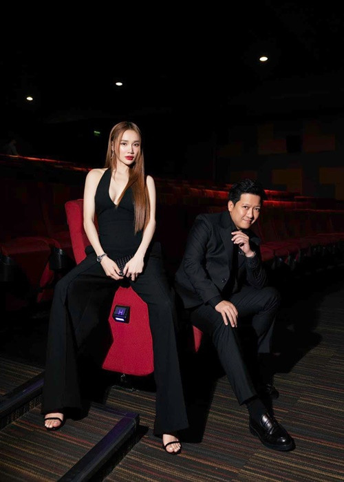 Trường Giang khéo "nịnh" Nhã Phương. Mới đây, anh đăng tải hình ảnh bên vợ kèm chú thích: "Nhìn hình là biết ai nóc nhà rồi đó". Ảnh: FBNV.