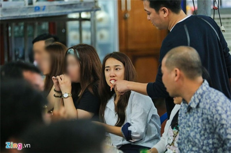 Cử chỉ của Trường Giang dành cho Nhã Phương cho thấy tình yêu chân thành của nam diễn viên. Ảnh: Znews.