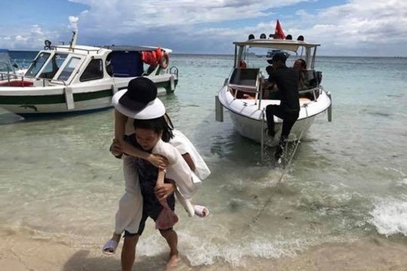 Trường Giang ga lăng cõng Nhã Phương khi cả hai đi du lịch Phú Quốc sau đám cưới. Ảnh: Dân Việt.