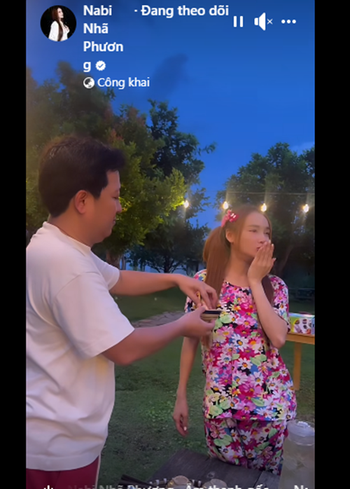 Trường Giang có thói quen chăm sóc bữa ăn cho Nhã Phương ngay từ khi mới hẹn hò. Ảnh: FBNV.